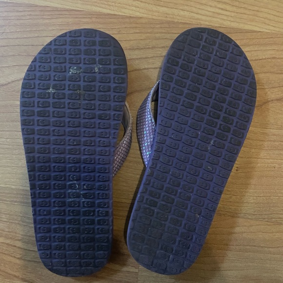 Girls Sanuk Flip Flops - Picture 2 of 3